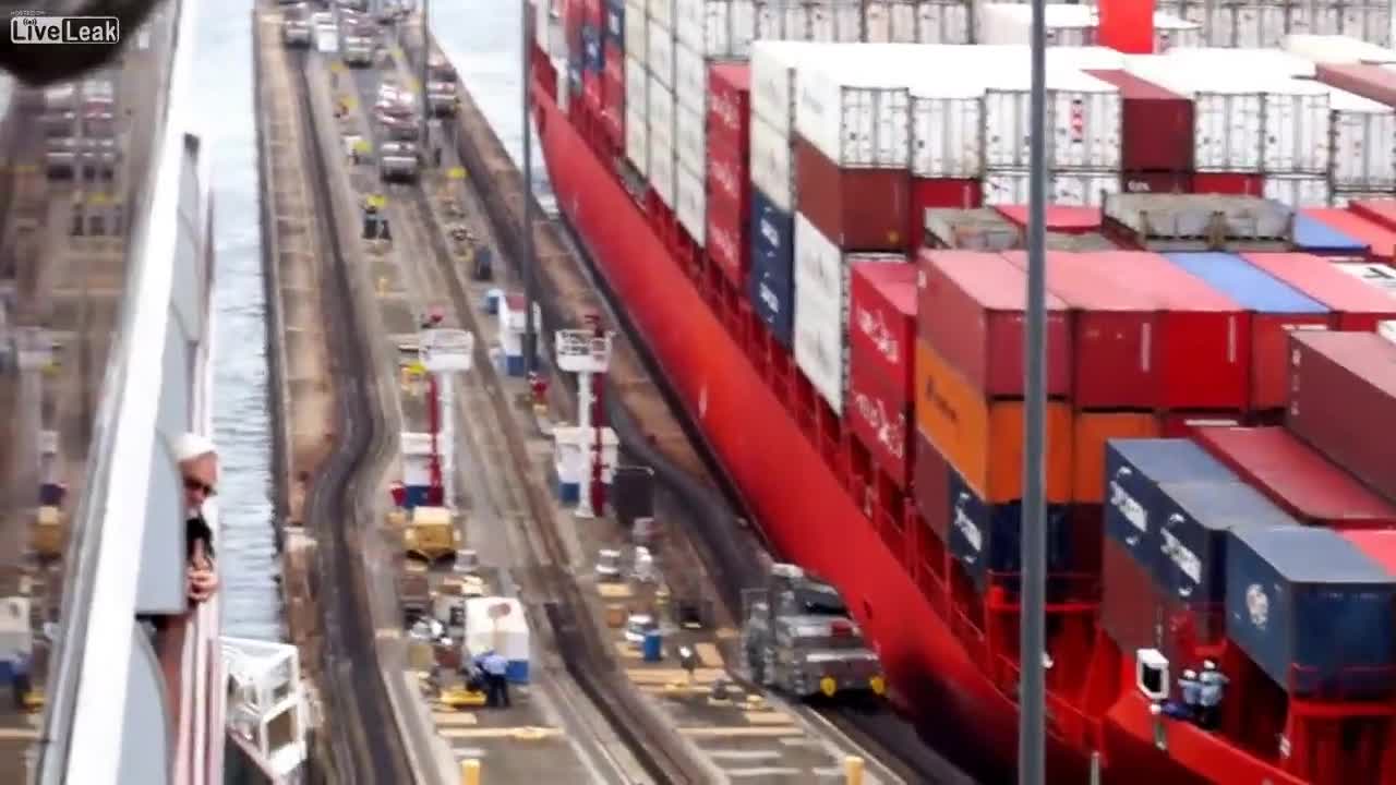 Инцидент в Панамския канал-контейнеровоз удря 'водача'