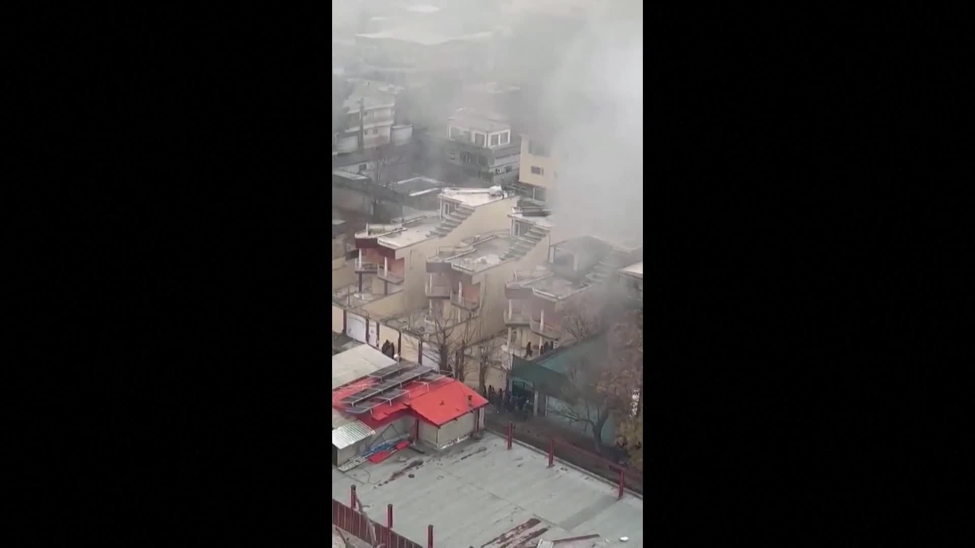Въоръжени нахлуха в хотел в Кабул, хора скачаха от прозорците (ВИДЕО)