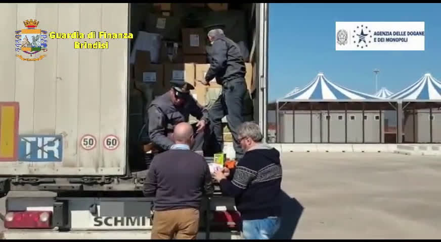 Задържаха българи, опитали да внесат над 50 000 контрабандни играчки в Италия