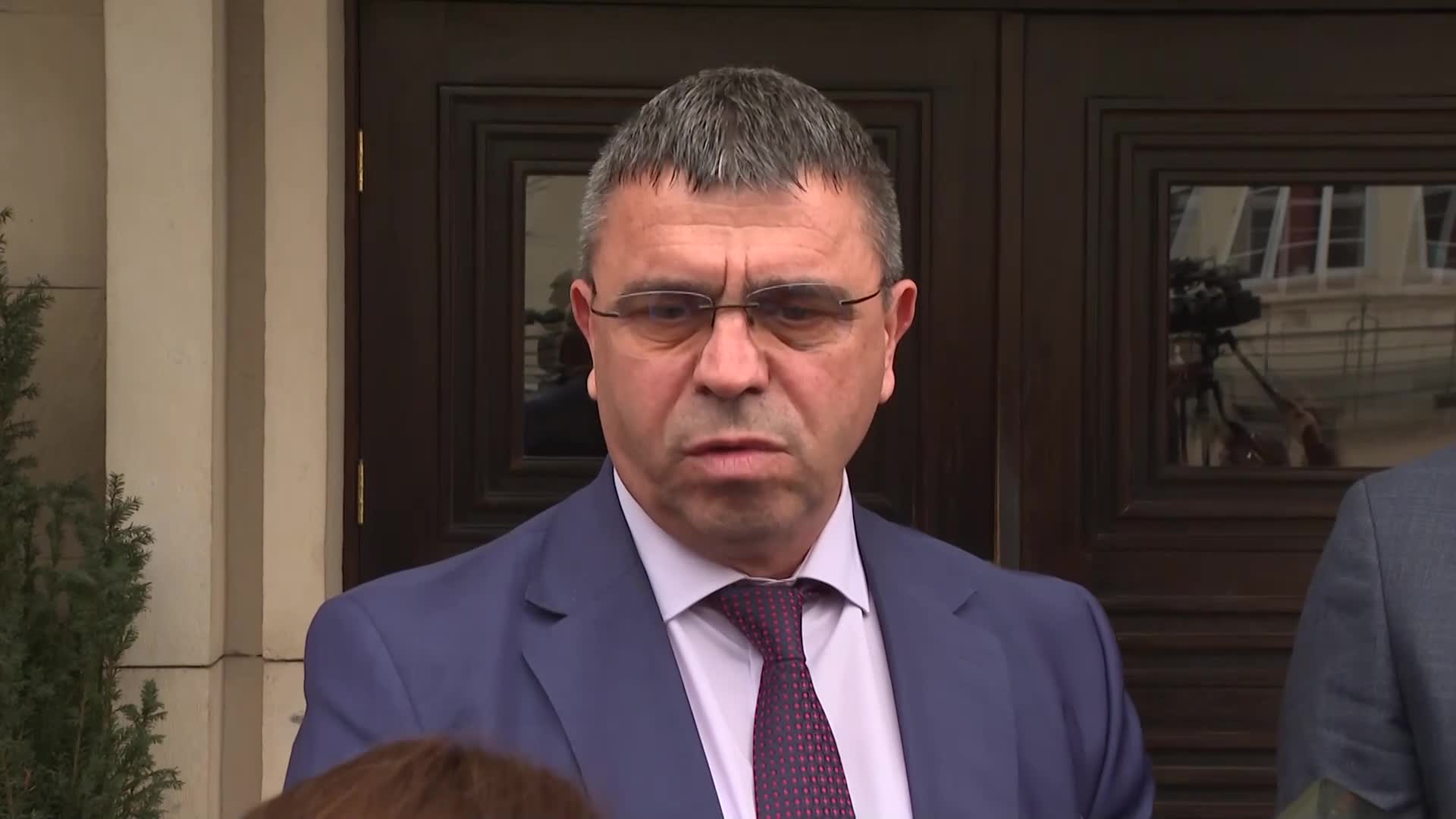 В Червения пират са открити няколко телефона, ползвал е над 15 имейл адреса за заплахи