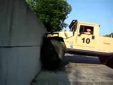 Hummer се катери по стена