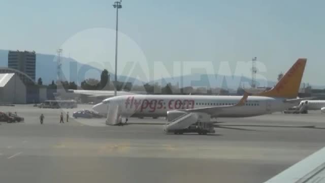 Самолет на турска авиолиния кацна аварийно на Летище София (любителски кадри)