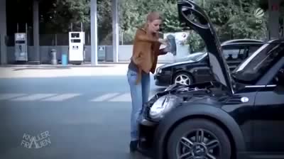 Жена сменя маслото на колата! смях!