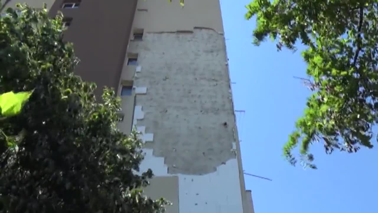 Вятър откърти изолацията на саниран преди година блок в Благоевград