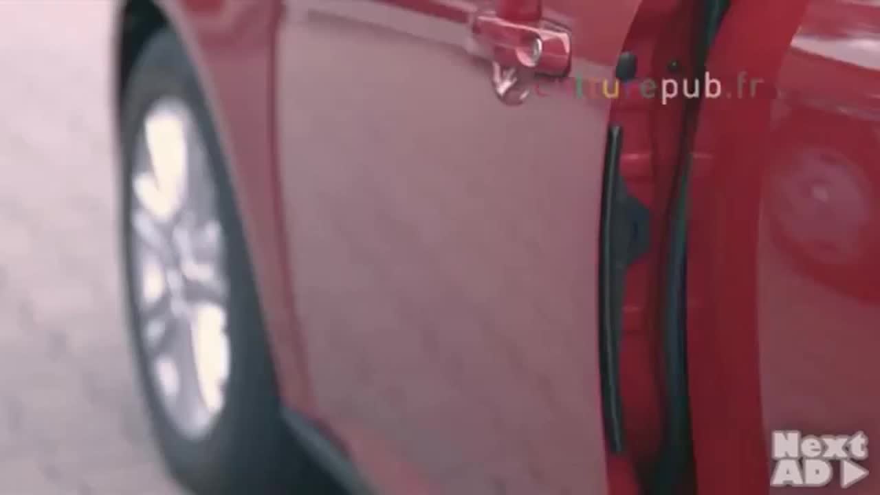 Няма такъв смях! Гледайте как двама сумисти се качват в кола на тесен паркинг, пред магазин!