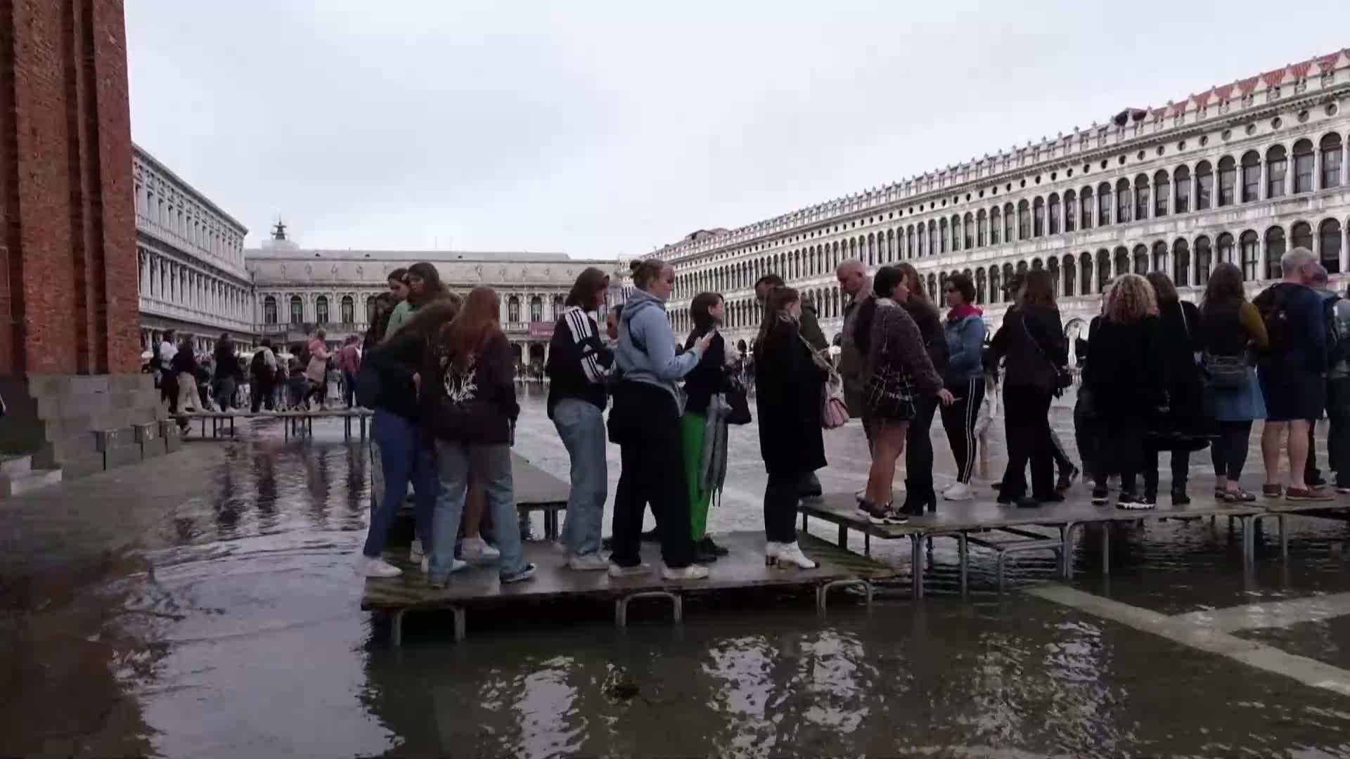 Емблематичният площад "Сан Марко" отново потъна под вода (ВИДЕО)