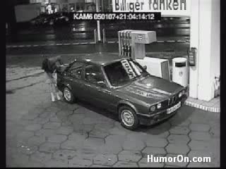 Идиотка Не Може Да Си Сипе Бензин В Колата *смях*