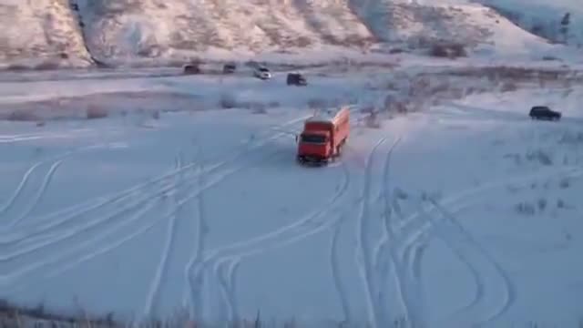 Руски шофьор с Камаз в щура снежна пързалка!