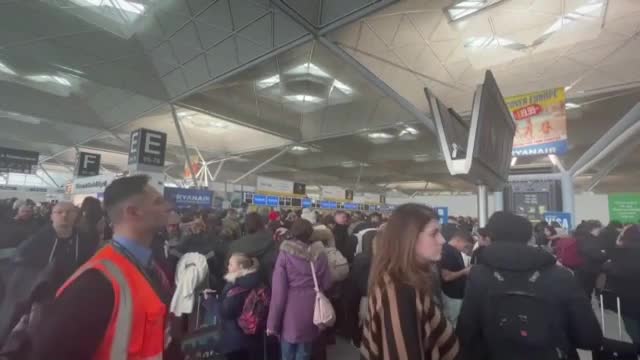 Хаос на летище Станстед в Лондон заради снега
