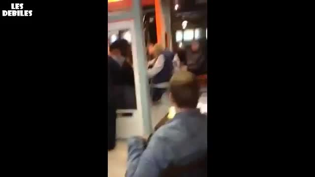 Мъж счупи стъкло със блондинка. Ето какво става!