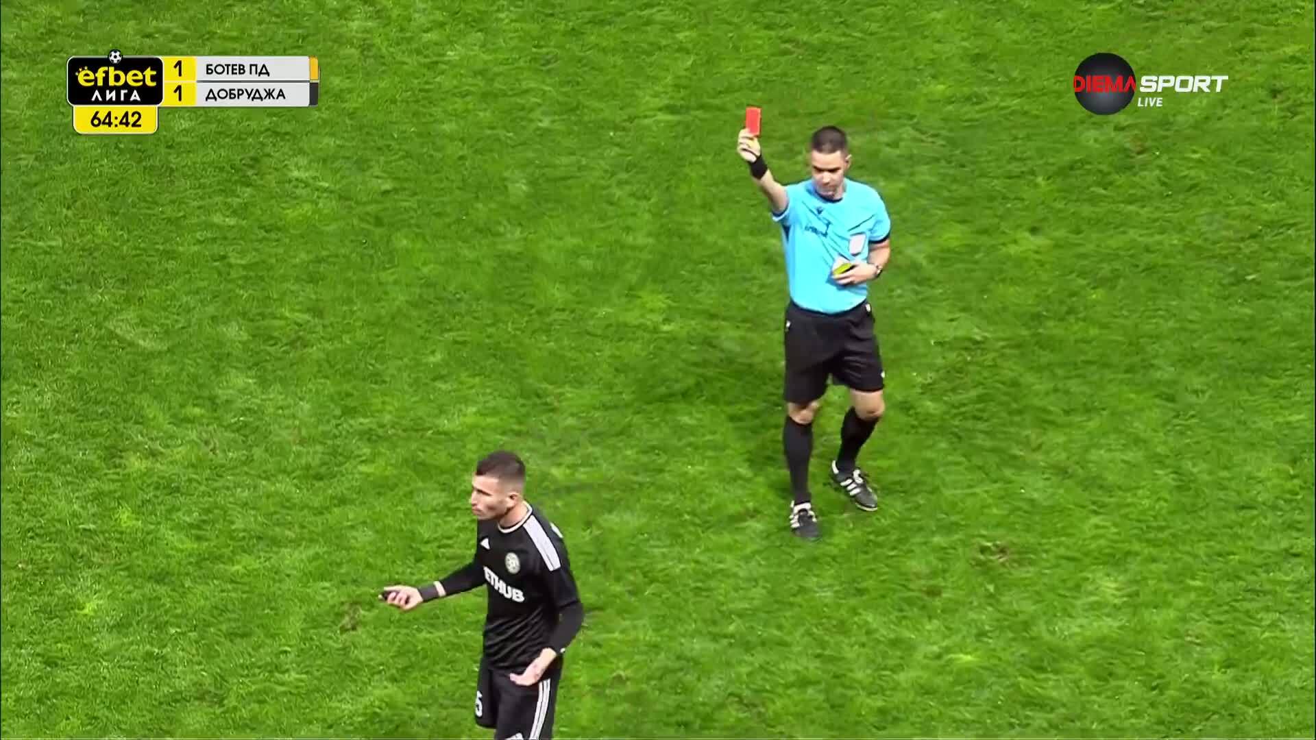 Червен картон за Матеус Леони за бавене на играта