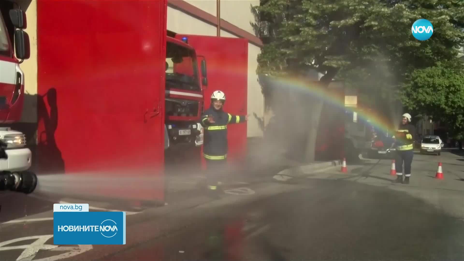 Пенсионираха шефа на пожарната в Хасково с традиционна церемония по "къпане"