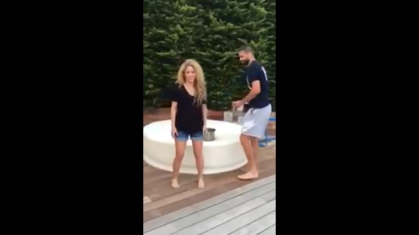 Шакира и Пике-предизвикателство на студената вода Shakira and Pique Als Ice Bucket Challenge