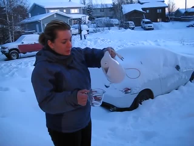 Какво се случва с чаша гореща вода при -30 градуса!