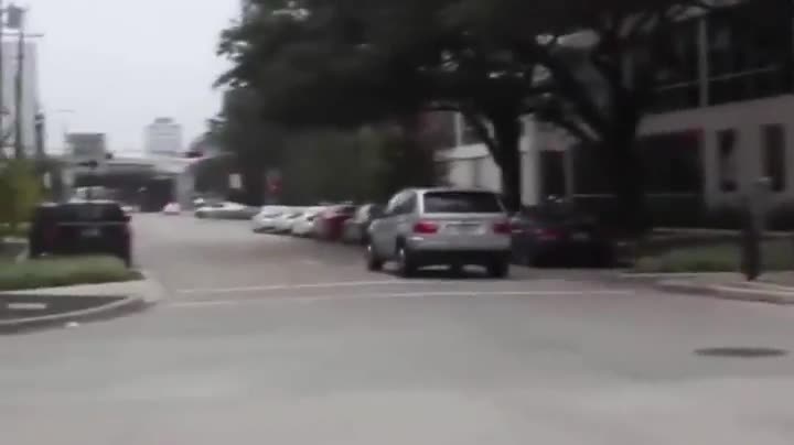 Полицейска скоба не можа да спре жена с джип , смях