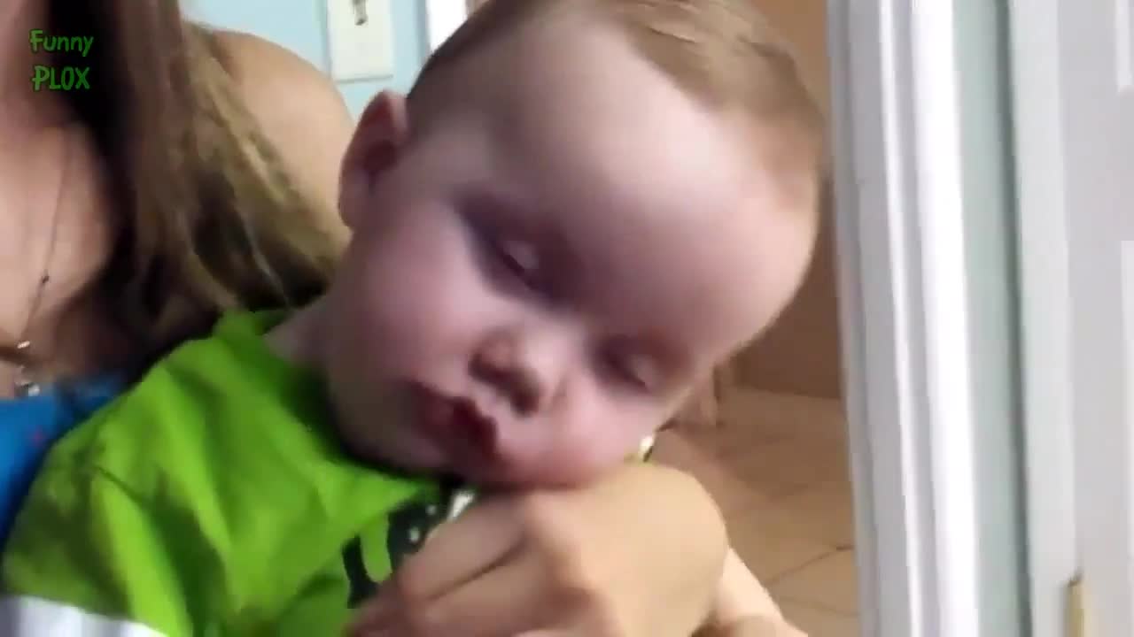 Бебета се опитват да не заспят