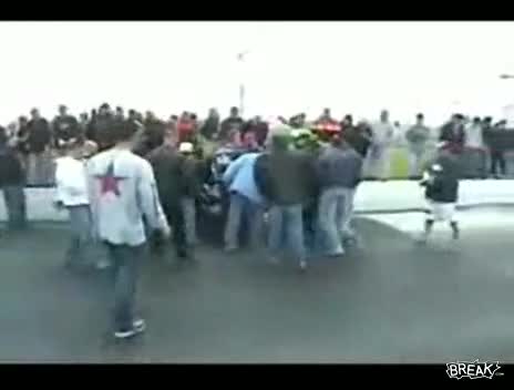 Брутални кадри! Моторист пада и помита двама зрители