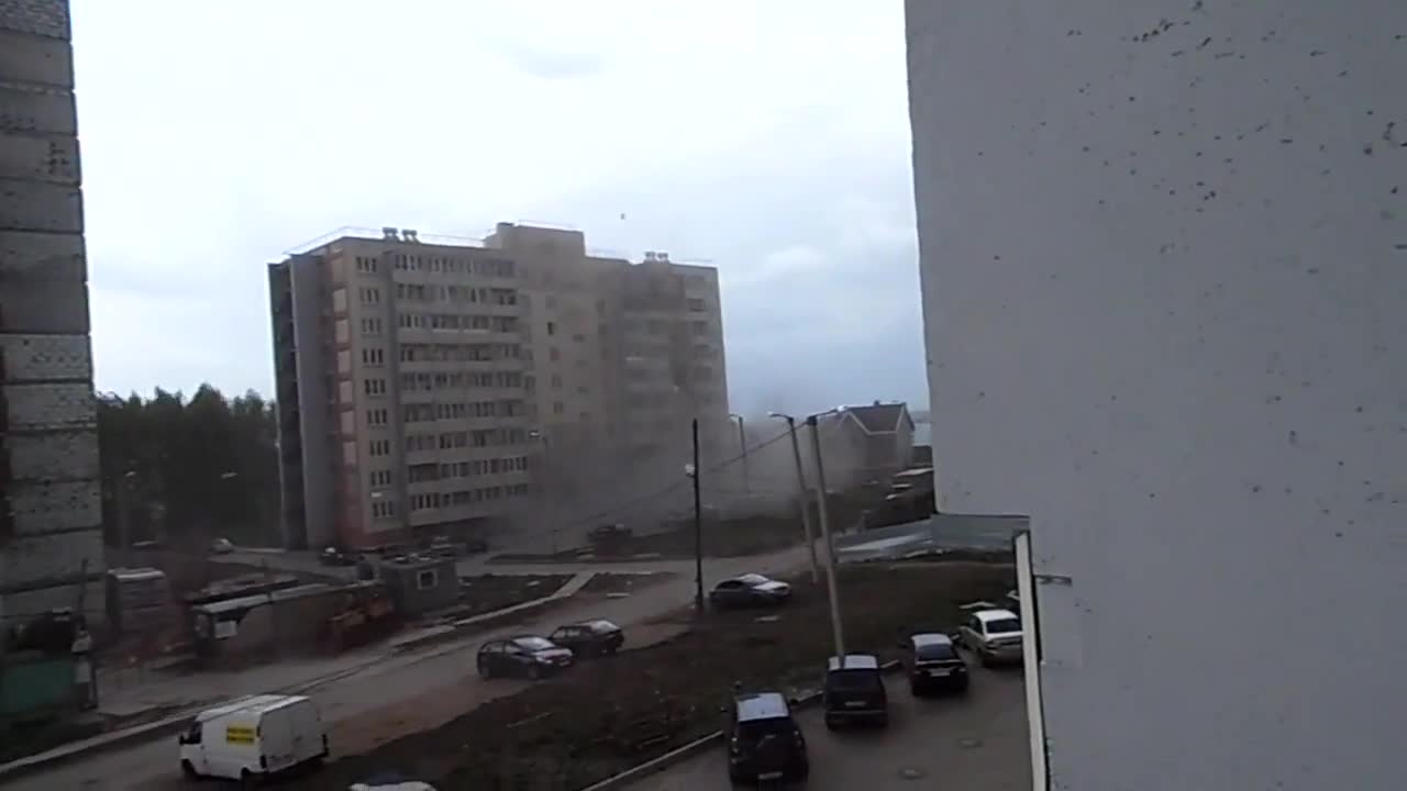 Строителен кран пада върху жилищен блок