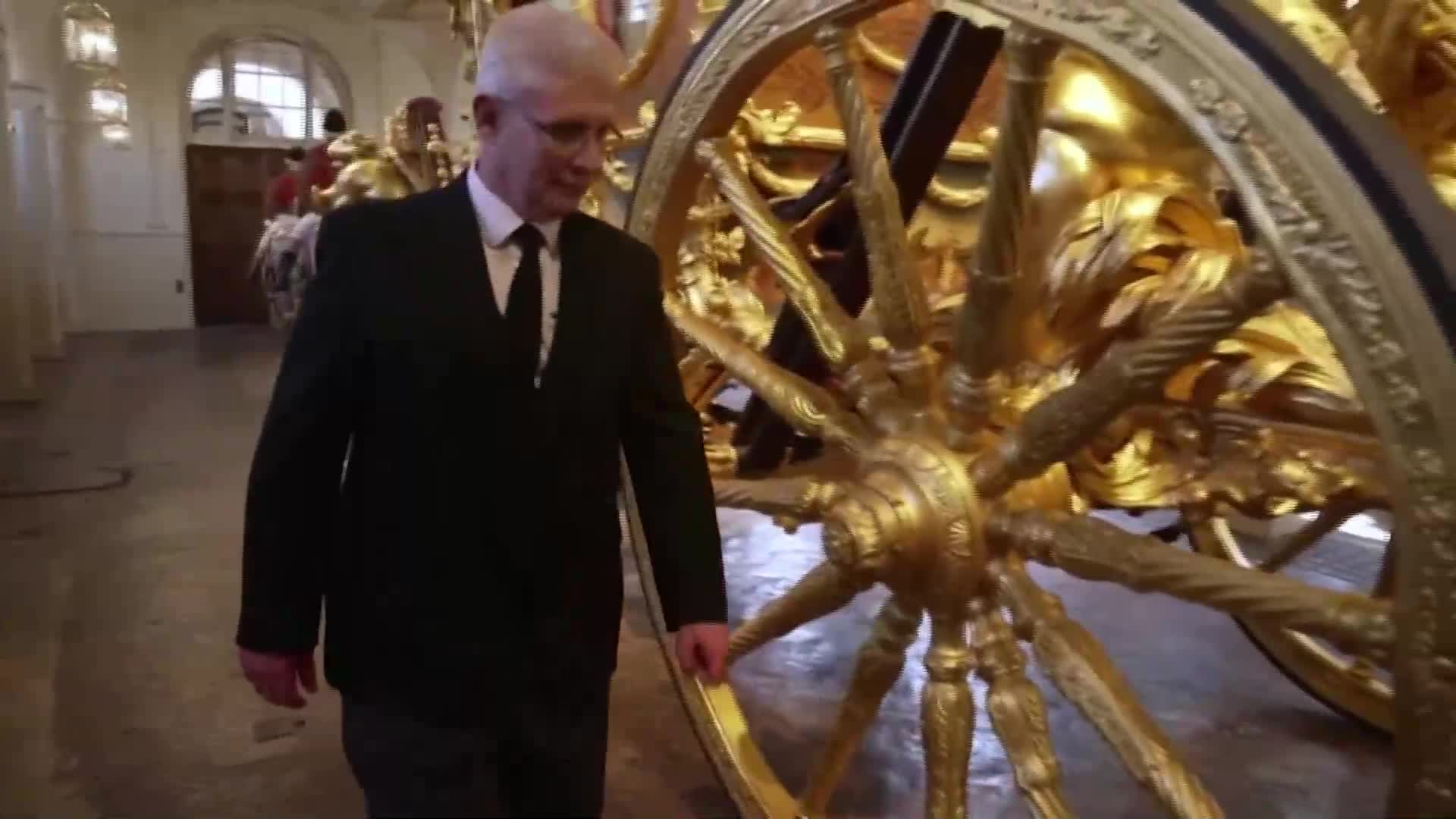 Крал Чарлз ще се придвижва със златна карета по време на коронацията си (ВИДЕО)
