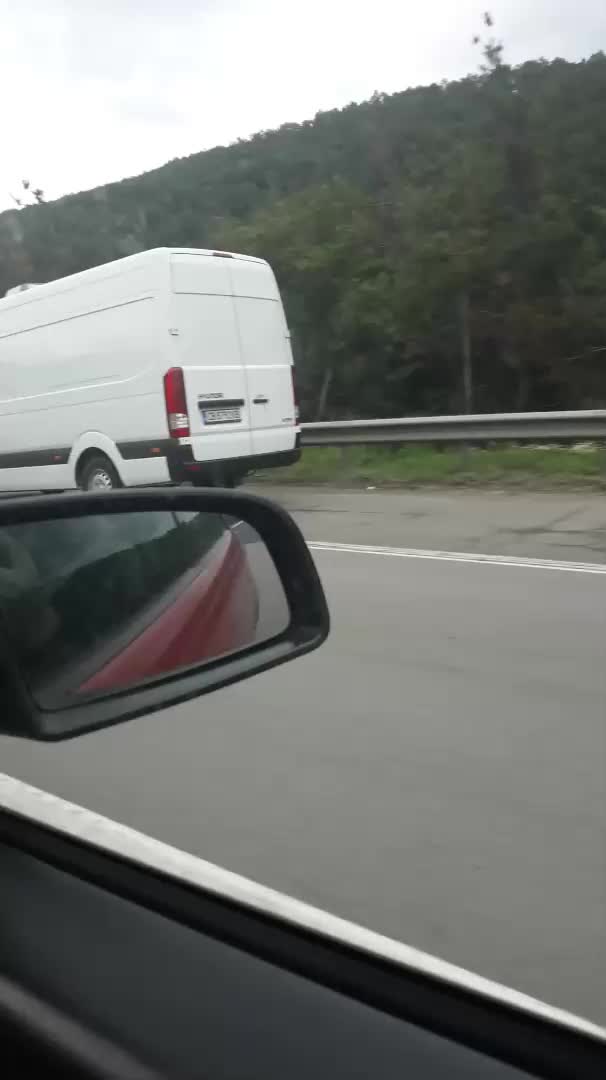 Дали има право да надминава в аварийната лента?