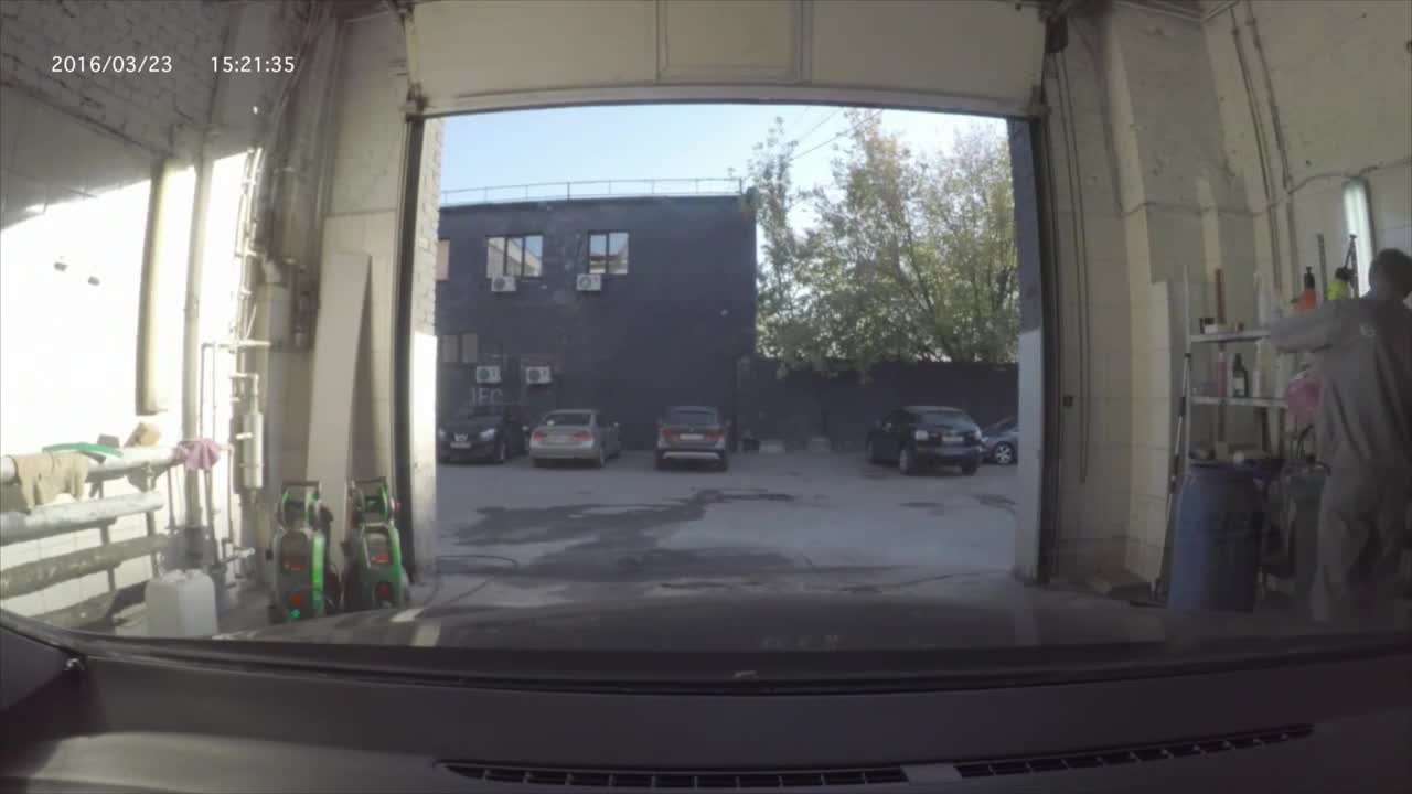 Какво правят тези работници в автомивката когато им е скучно!