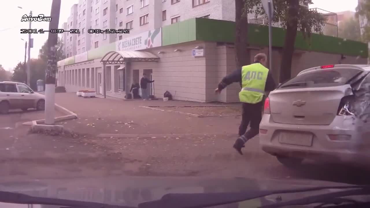 Полицай Принуждава Цивилна Кола Да Се Включи В Преследване