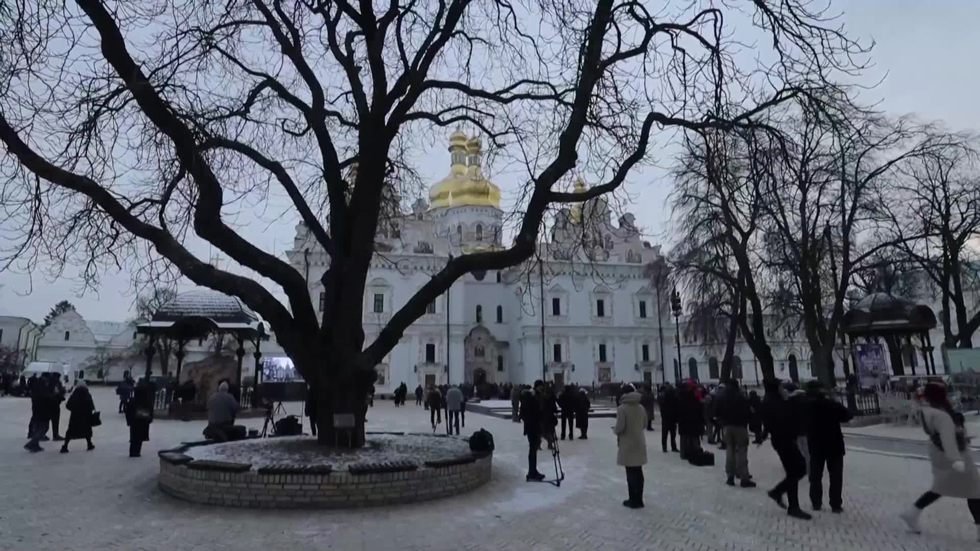 Стотици се събраха в Киев, за да отбележат Коледа под сянката на войната (ВИДЕО)