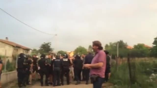 Разгневени хора нахлуха в ромската махала в „Орландовци”, има ранени (ЧАСТ 2)
