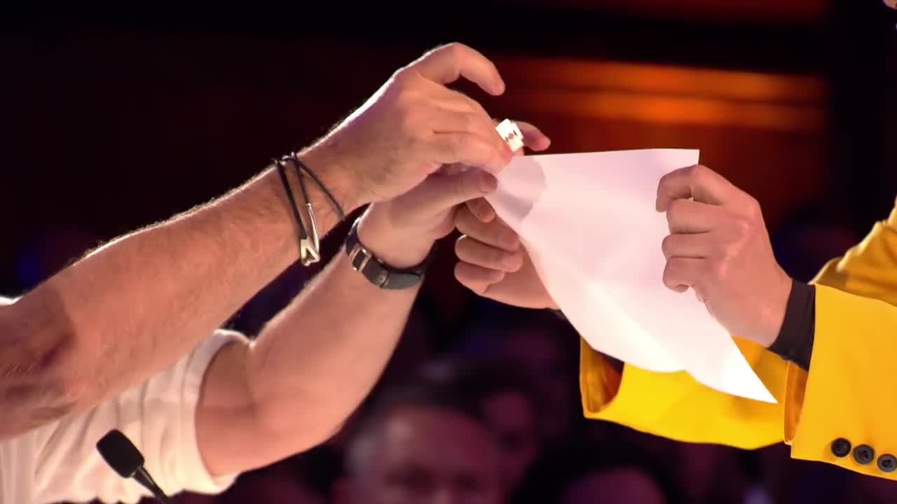 Японски маг прави култов фокус , не е за вярване ,в Британия търси талант!