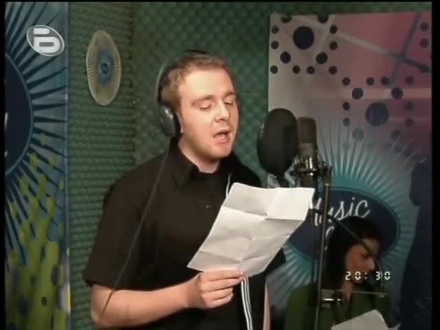 Ясен Зердев загрява заедно с другите участници преди големия концерт:) Music Idol 2 - 29.03.08