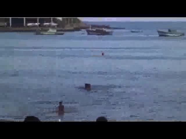 Двойка прави секс в морето в Бразилия пред очите на деца