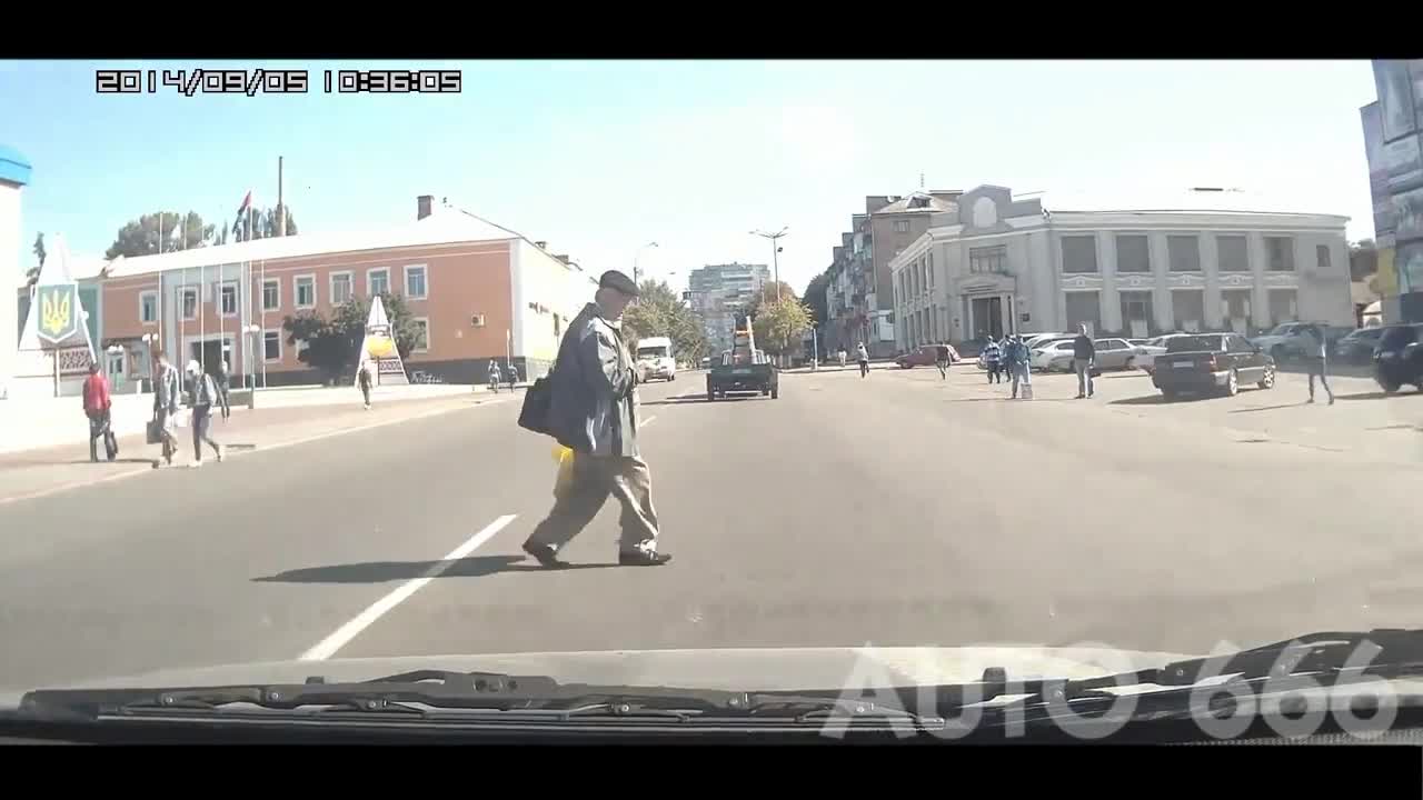 Пешеходци говорещи по телефона на пътя