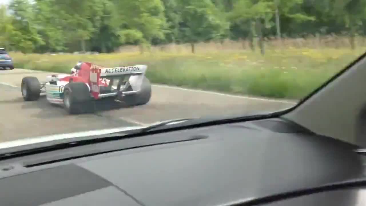 Да те изпревари болид докато си караш ..