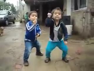 Тези двамата пичаги лепят яко смях !!!