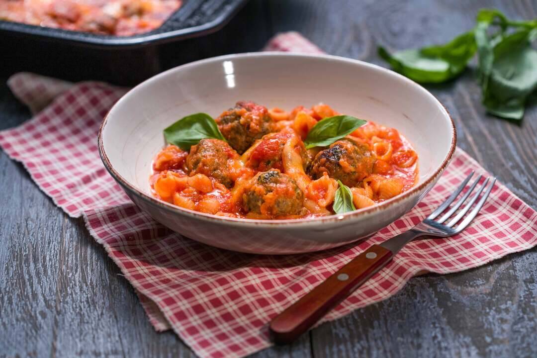 Запечени кюфтета с паста и доматен сос | Бон Апети | 24Kitchen Bulgaria
