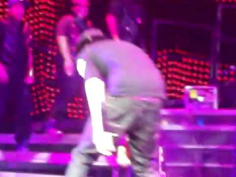 Джъстин не може да удържи смеха си ;дд Питсбърг - 13.12.2010 My Worl Tour 