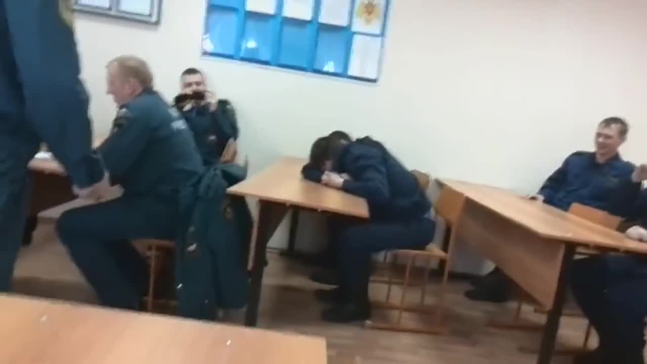 Майтап с младши полицаи докато спят много смях