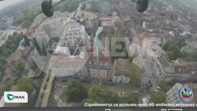 Парадът от излитащите военни хеликоптери