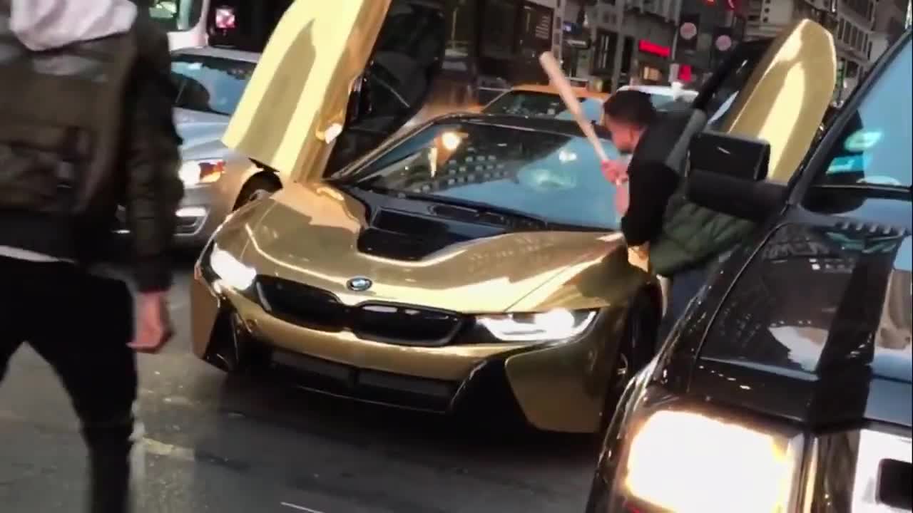 Луксозно Bmw насред улицата си получи заслуженото