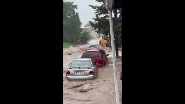 Пороен дъжд в САЩ превърна улици в реки