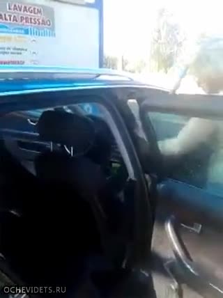 Ето как една жена си мие колата на автомивка