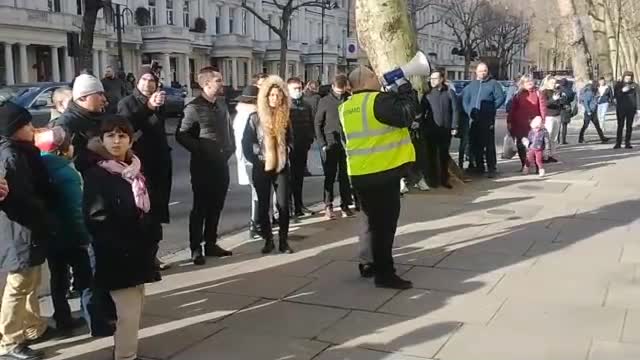 Протест и полицейска намеса заради смяната на български свещеник в Лондон