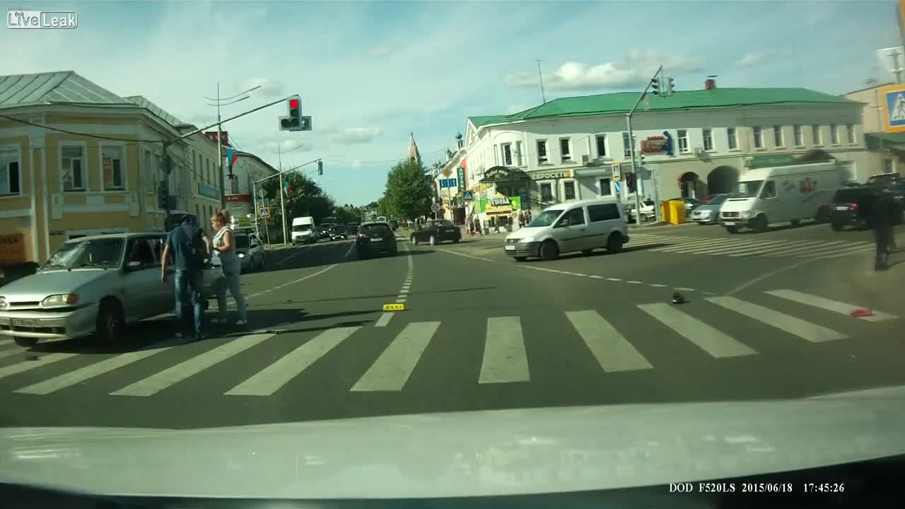 Моторист се приземява върху покрива на кола след катастрофа