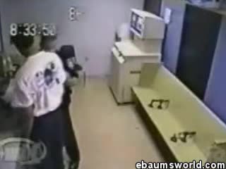 Мъж Пребива Двама Полицай