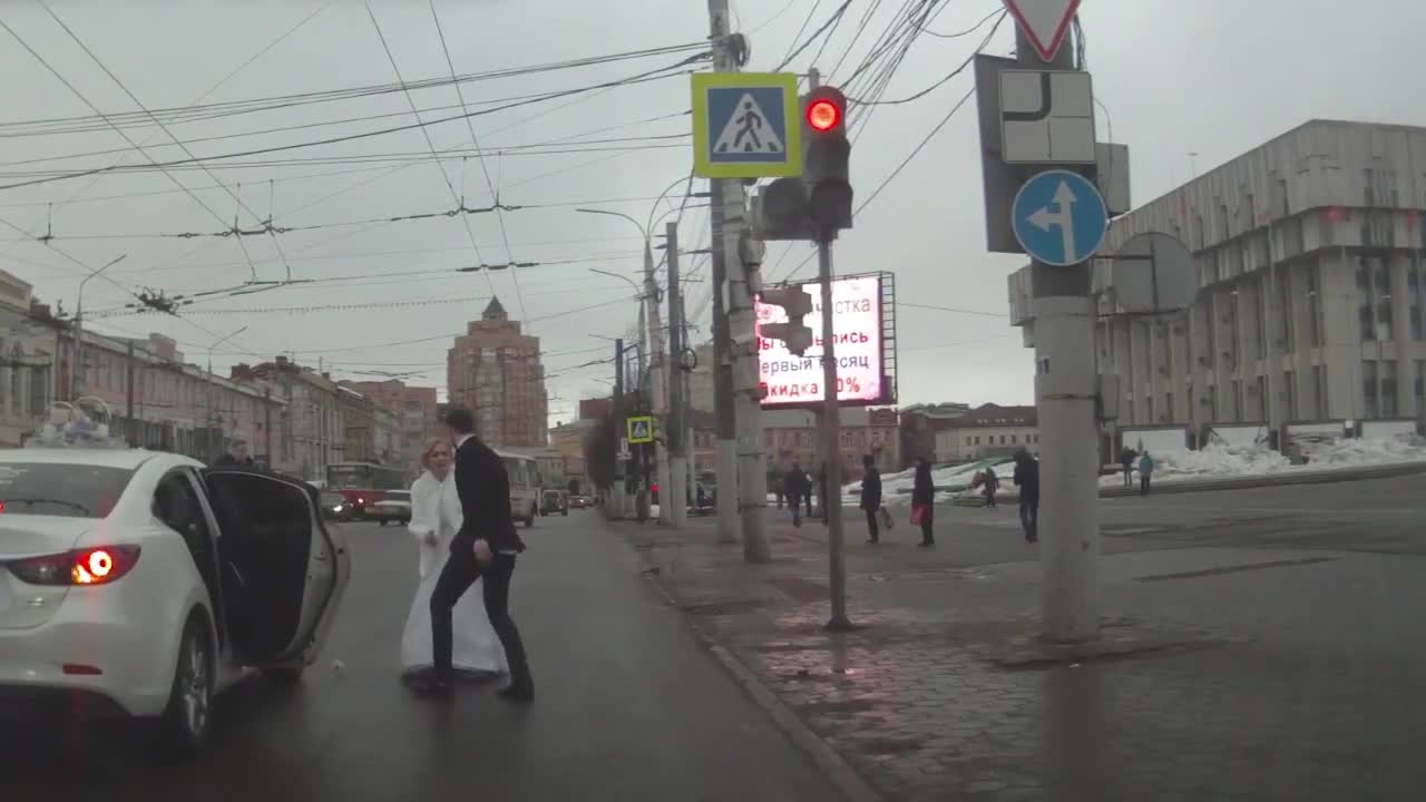 Булка наби годеника си с букет рози и се омете от сватбата