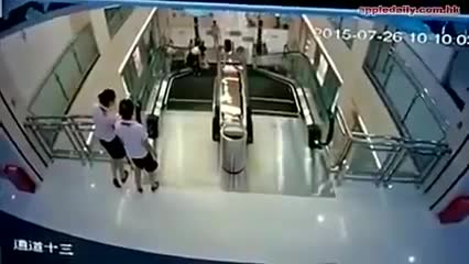Трагичен инцидент в Китай! Жена загива на ескалатор, но успява да спаси детето си