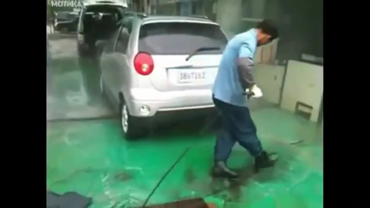 Професионалист в измиването на коли! 