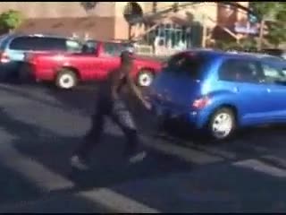 мангал удря движеща се кола с чук ! 