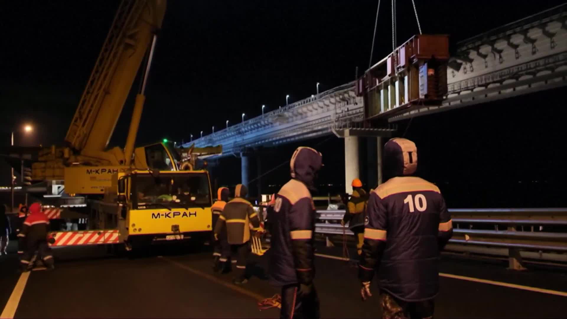 Русия ремонтира част от Кримския мост, повреден при експлозията през октомври (ВИДЕО)