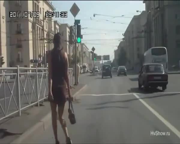 Руснак псува мацка защото му пресича пътя